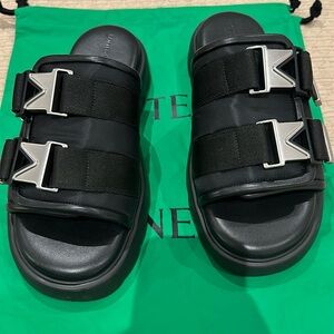 Bottega veneta black chunky slides
